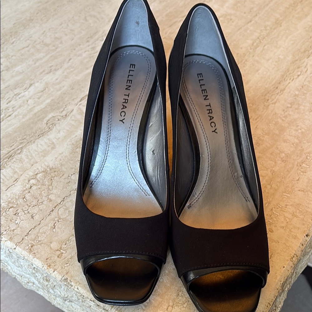 Ellen Tracy Women's Peep Toe Wedge Pump, black, size 8.5